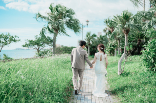 【沖縄本島】＼10～12月も間に合う／ビーチ＆グリーンフォト衣装2着付100カットPlanを99,000円で♪プロヘアメイク付！