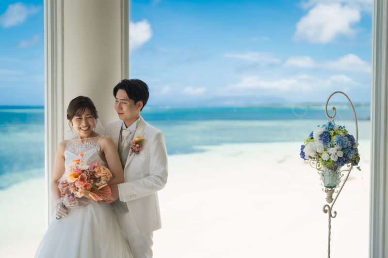 青い海、青い空が見渡せるチャペルでの撮影