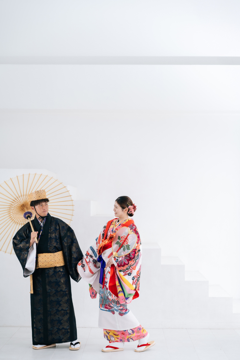 シンプルなスタジオに映えるお衣装