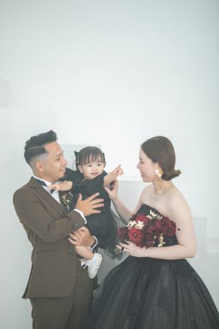 パパとママの結婚写真に”私も”参加！笑顔いっぱいのスタジオ撮影