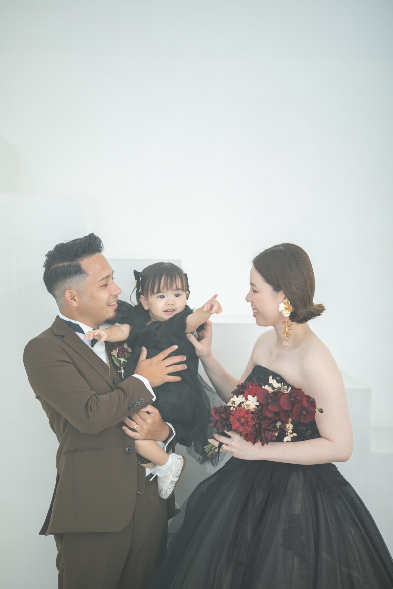 パパとママの結婚写真に”私も”参加！笑顔いっぱいのスタジオ撮影