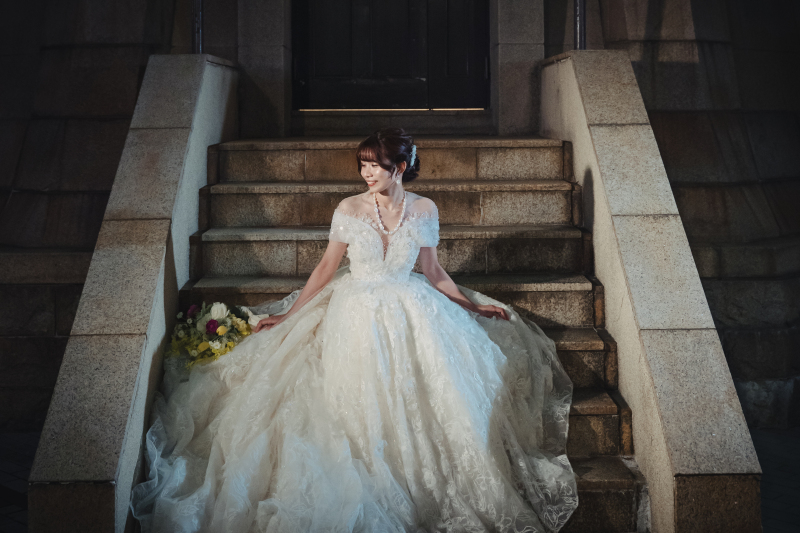 【神戸旧居留地・夜景ロケーションフォト】神戸旧居留地のナイトロケ。ドレスが映える洗練された空間で、前撮りを叶えるプランです。