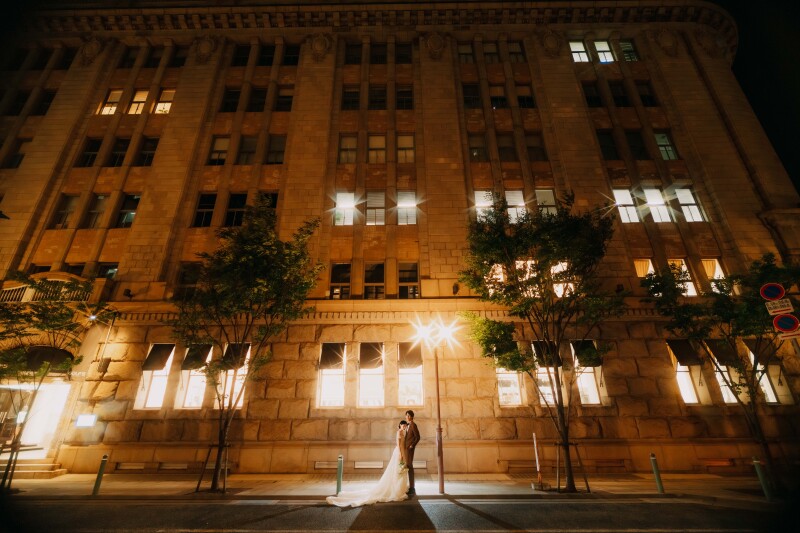 【神戸旧居留地・夜景ロケーションフォト】神戸旧居留地のナイトロケ。ドレスが映える洗練された空間で、前撮りを叶えるプランです。