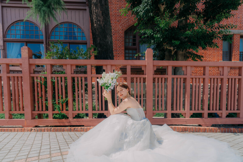 【異人館レトロモダン前撮りプラン】神戸・北野の異人館街で、ドレスやブーケが華やかに映えます