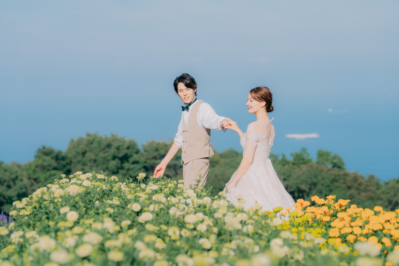 【花さじきで叶える花と空の前撮りプラン】四季折々の花々が咲き誇る淡路島・花さじきで、自然に包まれたナチュラルな前撮りを。