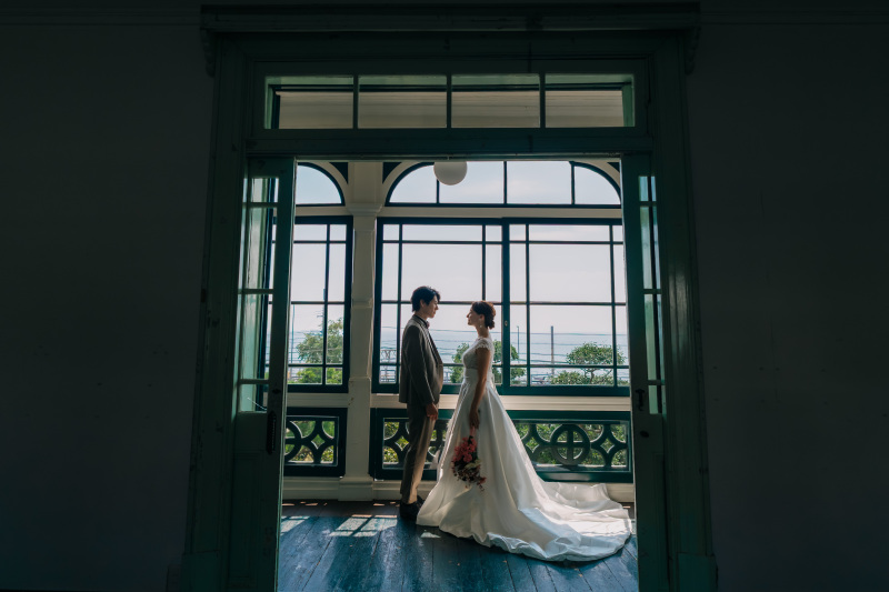 【光と海に包まれる旧グッゲンハイム邸前撮りプラン】旧グッゲンハイム邸で、昼間の自然光を浴びながらロマンティックな前撮りを。