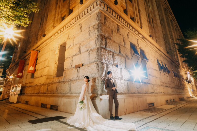 【神戸旧居留地・夜景ロケーションフォト】神戸旧居留地のナイトロケ。ドレスが映える洗練された空間で、前撮りを叶えるプランです。