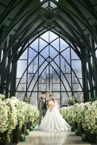 木の温もりを感じるチャペルで