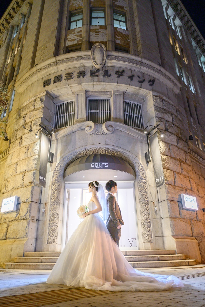 レトロな建物をバックに