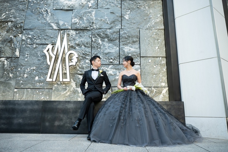 石造りの建物をバックに