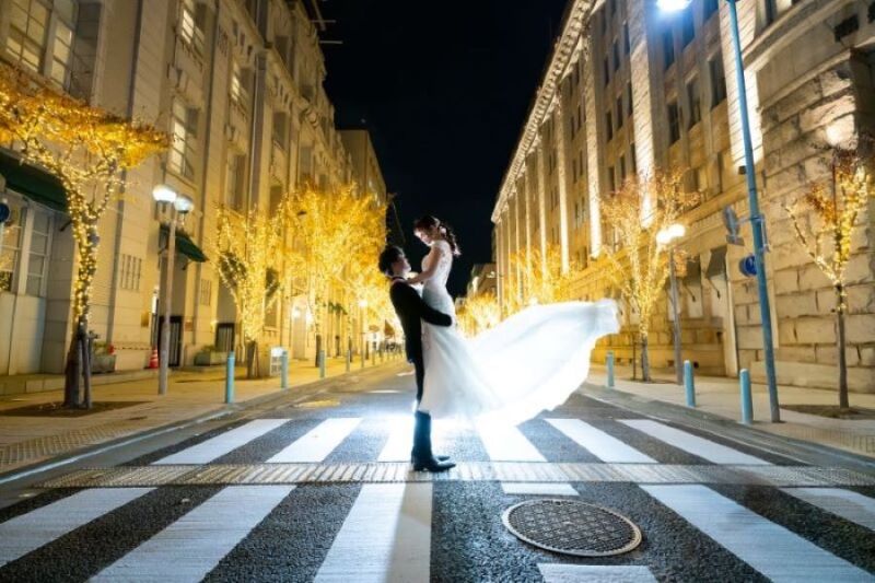 居留地の光につつまれた二人の瞬間