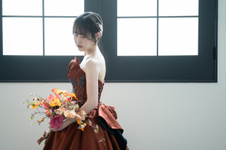 〈洋装ソロ〉スタジオで女性ドレスでの撮影