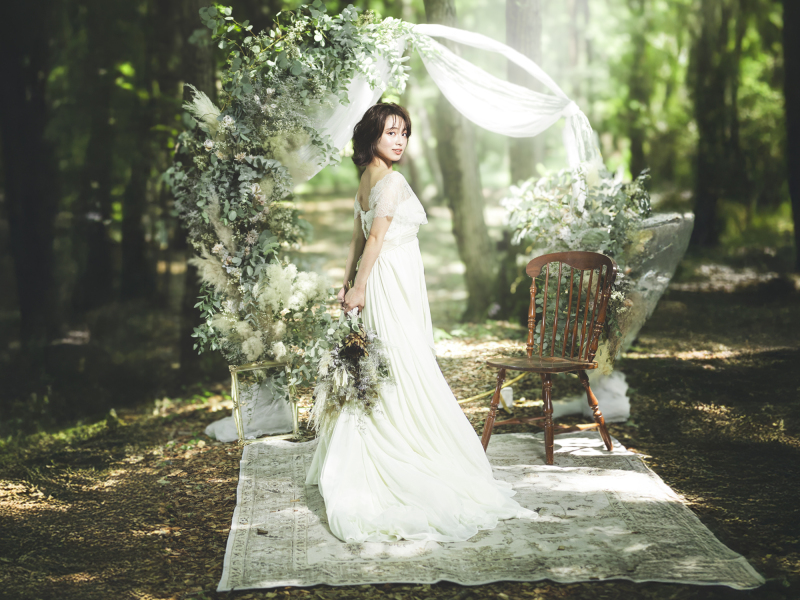 たくさんの無料フォトプロップをご用意！手ぶらで来ても、造花ブーケやガゼボなどを飾れば最高の時間を手に入れられます。また、完全オーダーメイドで、オリジナル空間を有償制作でお手伝いもできます。