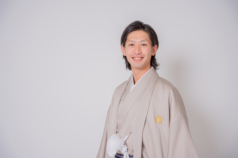 グレージュ紋付