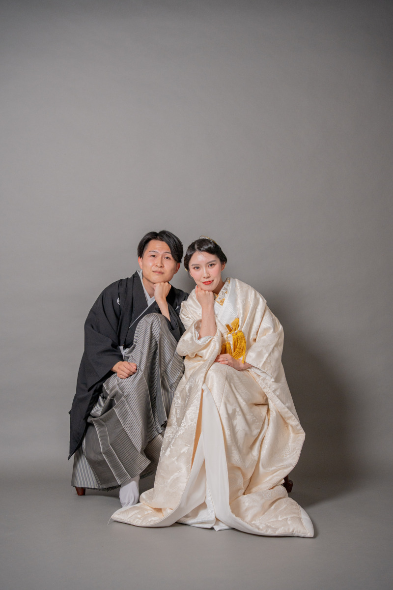 お揃いのポーズで、大人っぽく座って