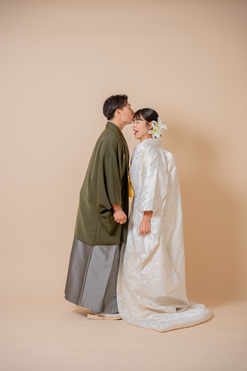 おでこを寄せて、ほほ笑みあう瞬間
