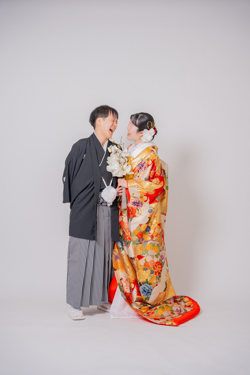 白いブーケを囲んで見つめ合う