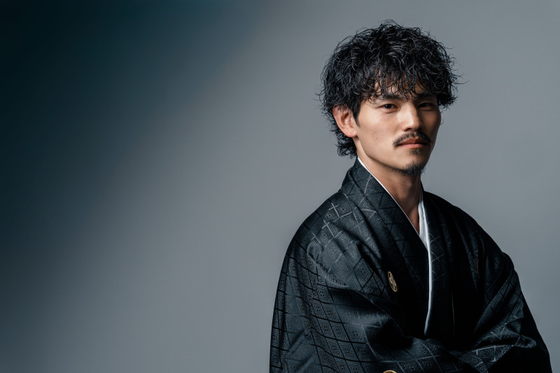 陰影が強調する新郎様の凛々しさ
