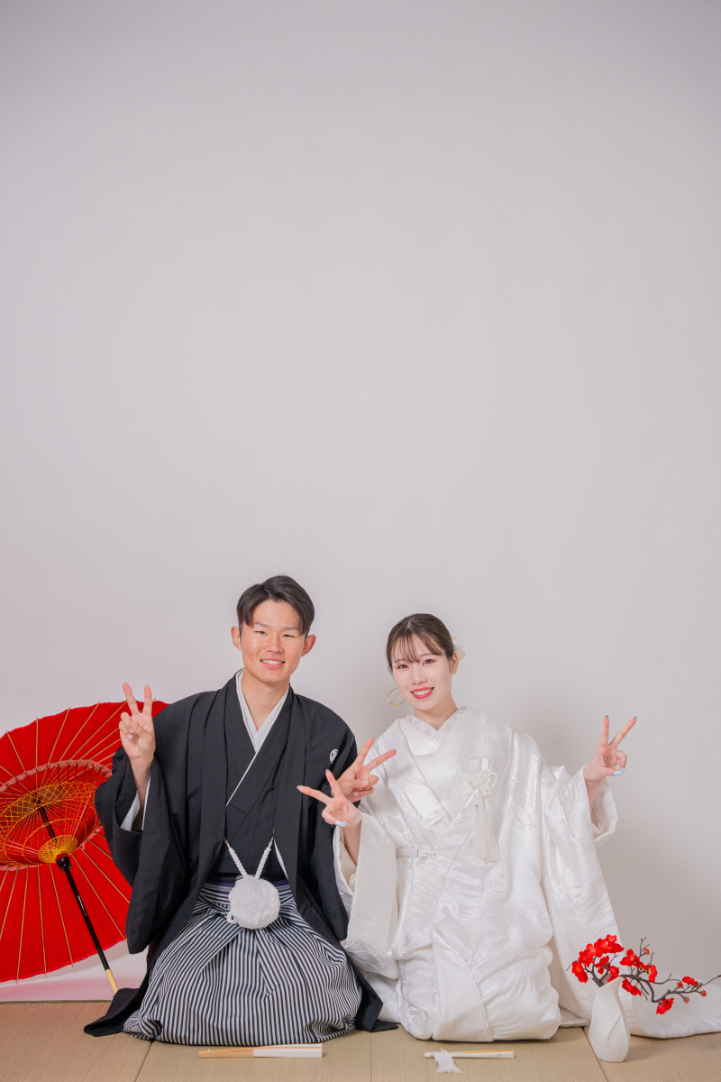 畳×ピースサインで魅せるリラックスショット