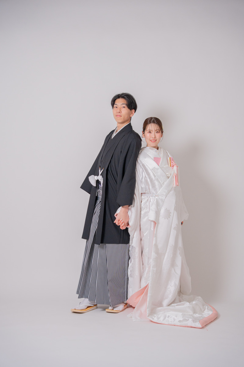 クールな立ち姿に隠した手