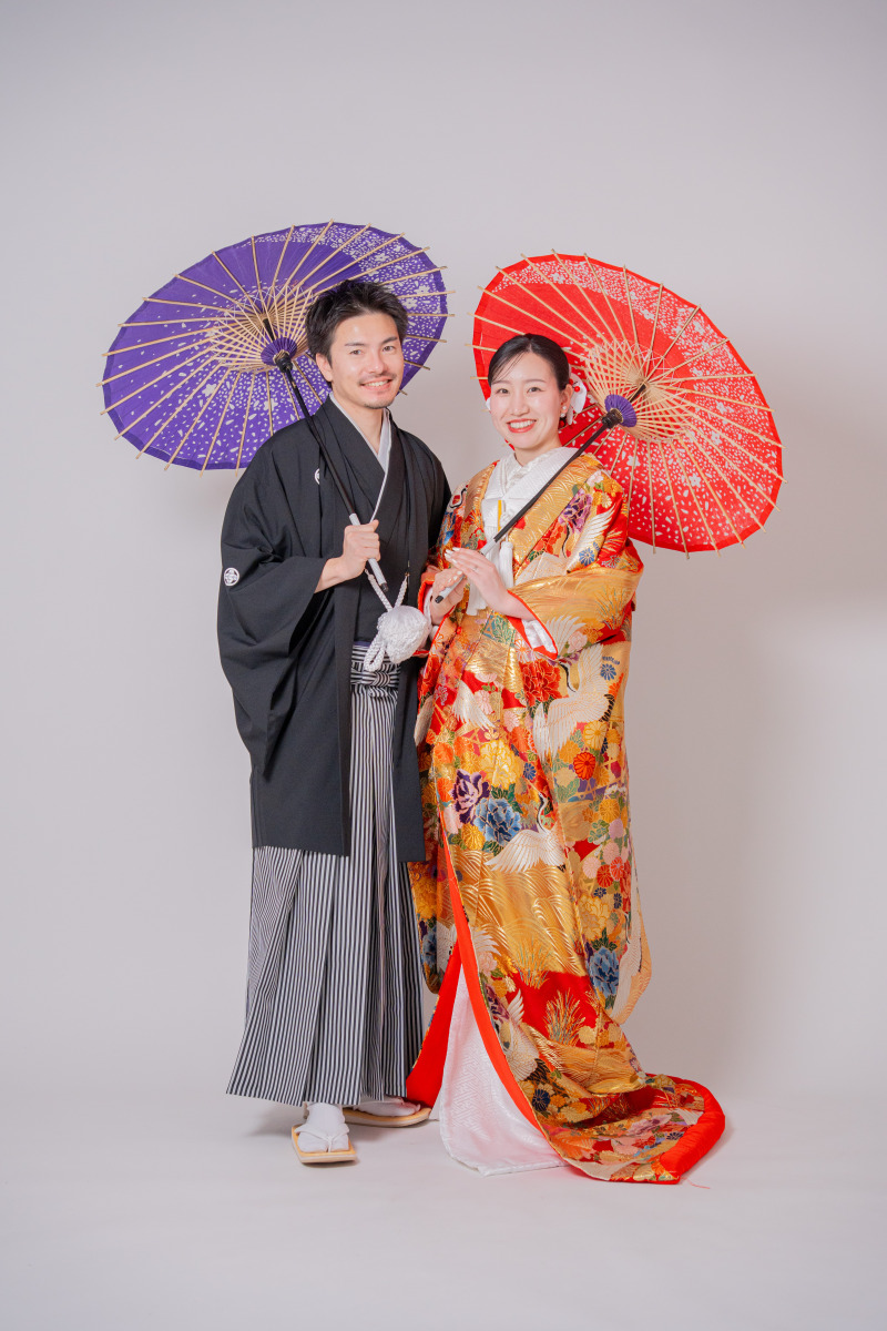 番傘を手に、スタジオを鮮やかに彩って