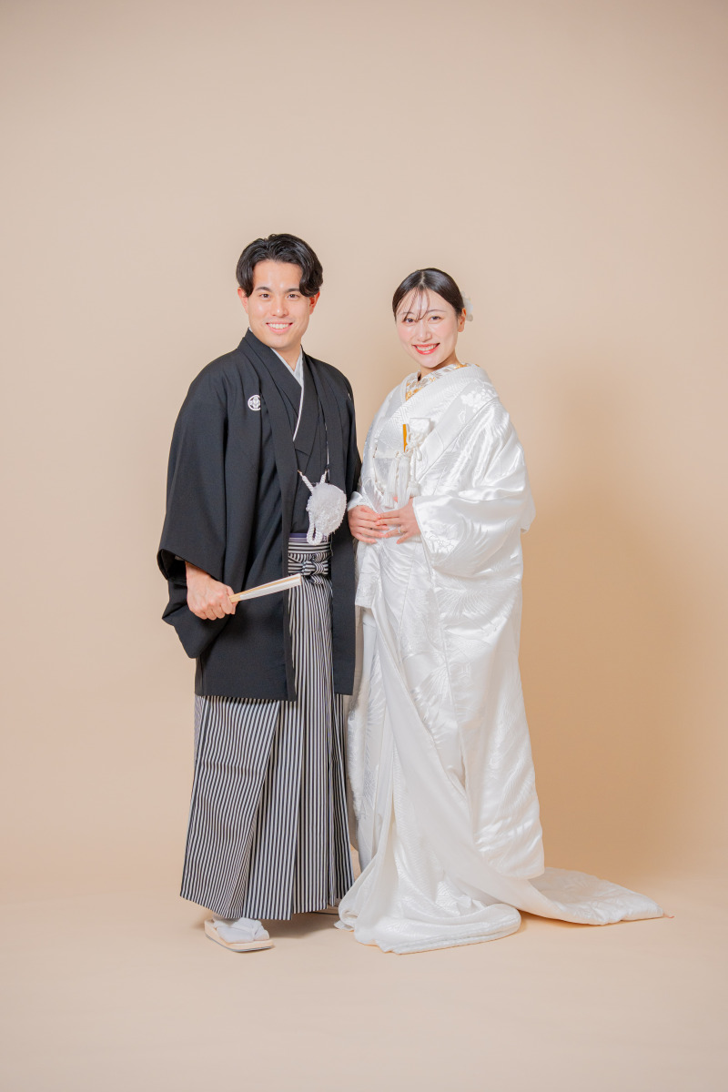 扇子を手に、晴れやかな笑顔で