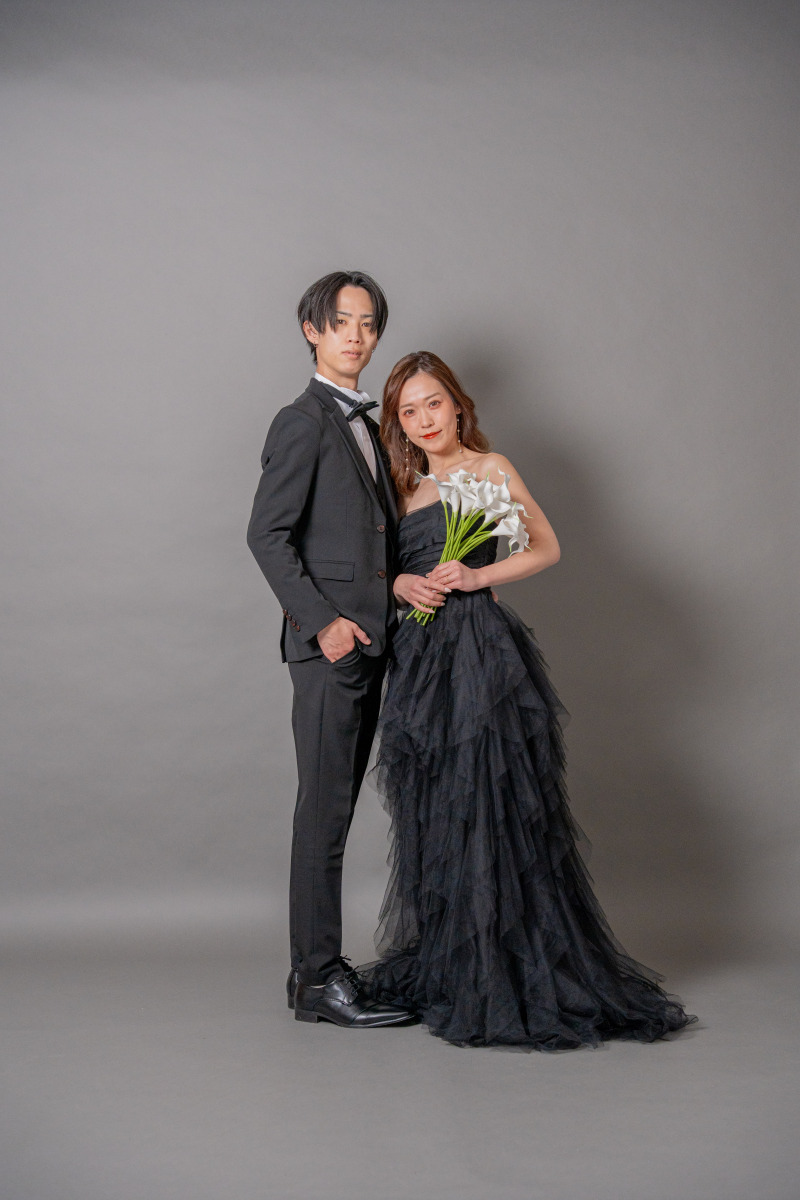 ブラックドレスで表現する、大人の洗練美