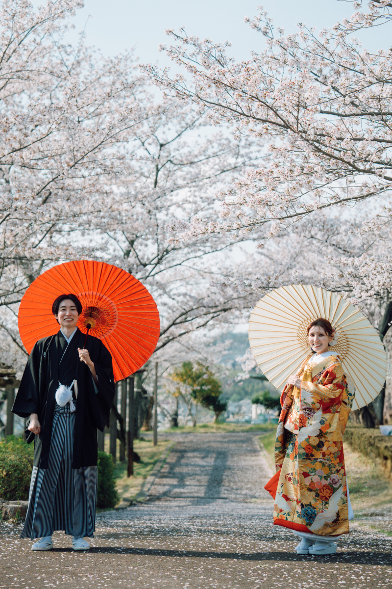 赤と白の番傘が彩る、春の和装ランウェイ