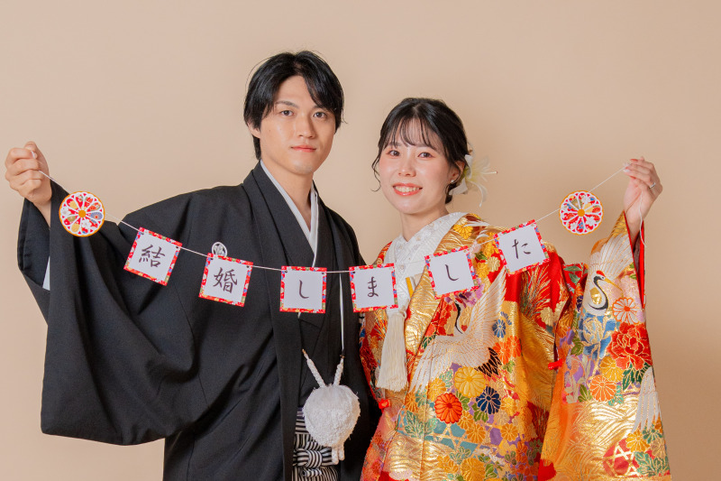 「結婚しました」の手作りガーランドを掲げて