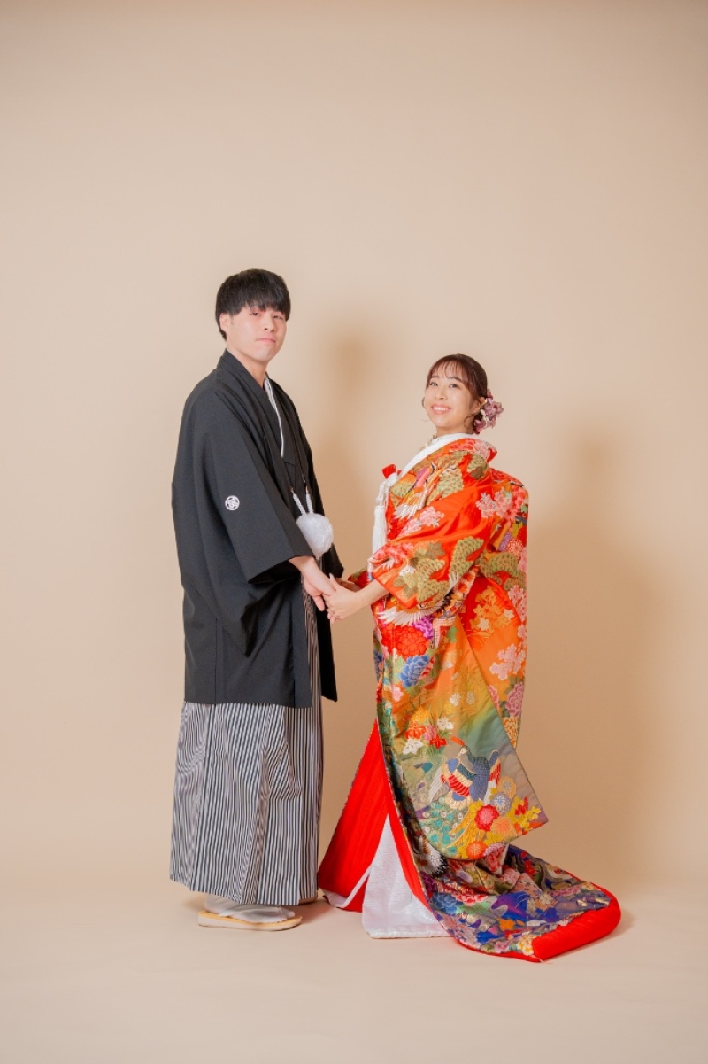 手をとり合って。寄り添う二人の優しい空気感