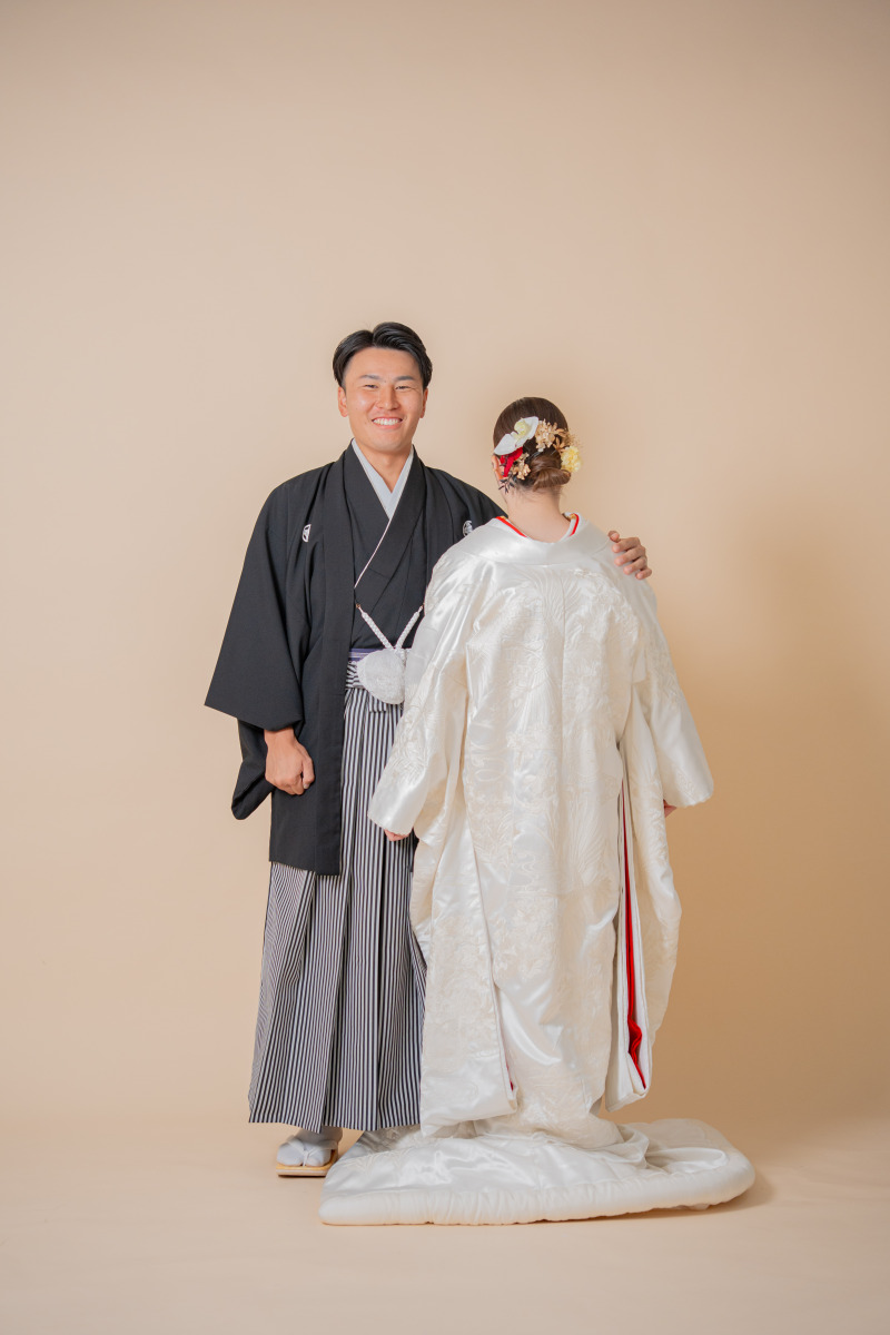 振り返る新婦様を優しく包むバックショット