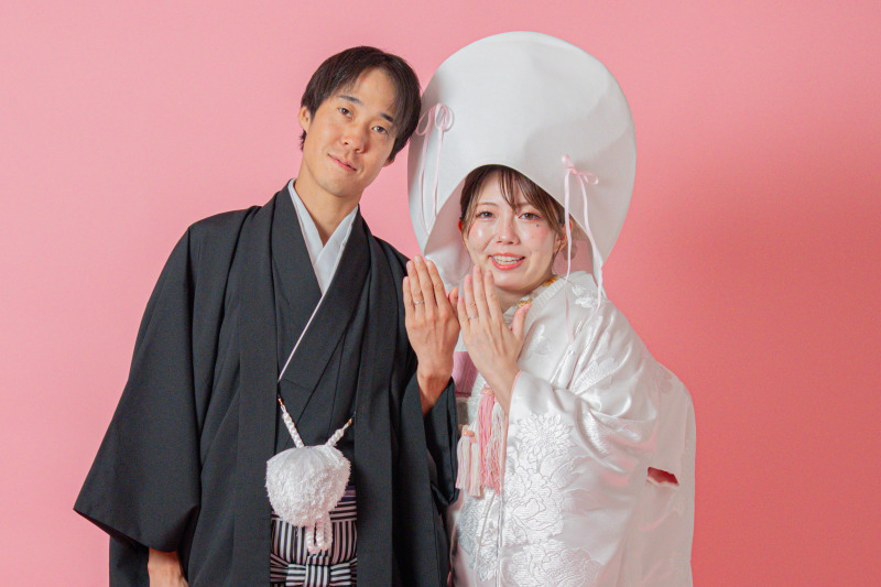 輝く指輪を並べて笑顔