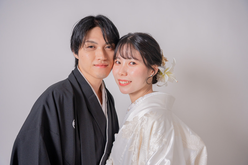 頬を寄せ合う笑顔で締めくくる特別な一日