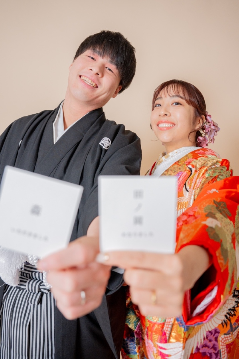 幸せが弾ける笑顔。手元のディテールにこだわって
