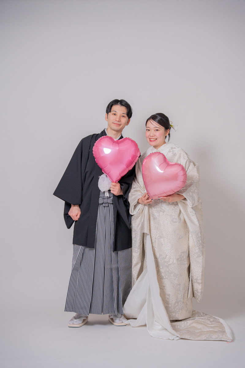 ピンクのハートに包まれて、幸せを表現