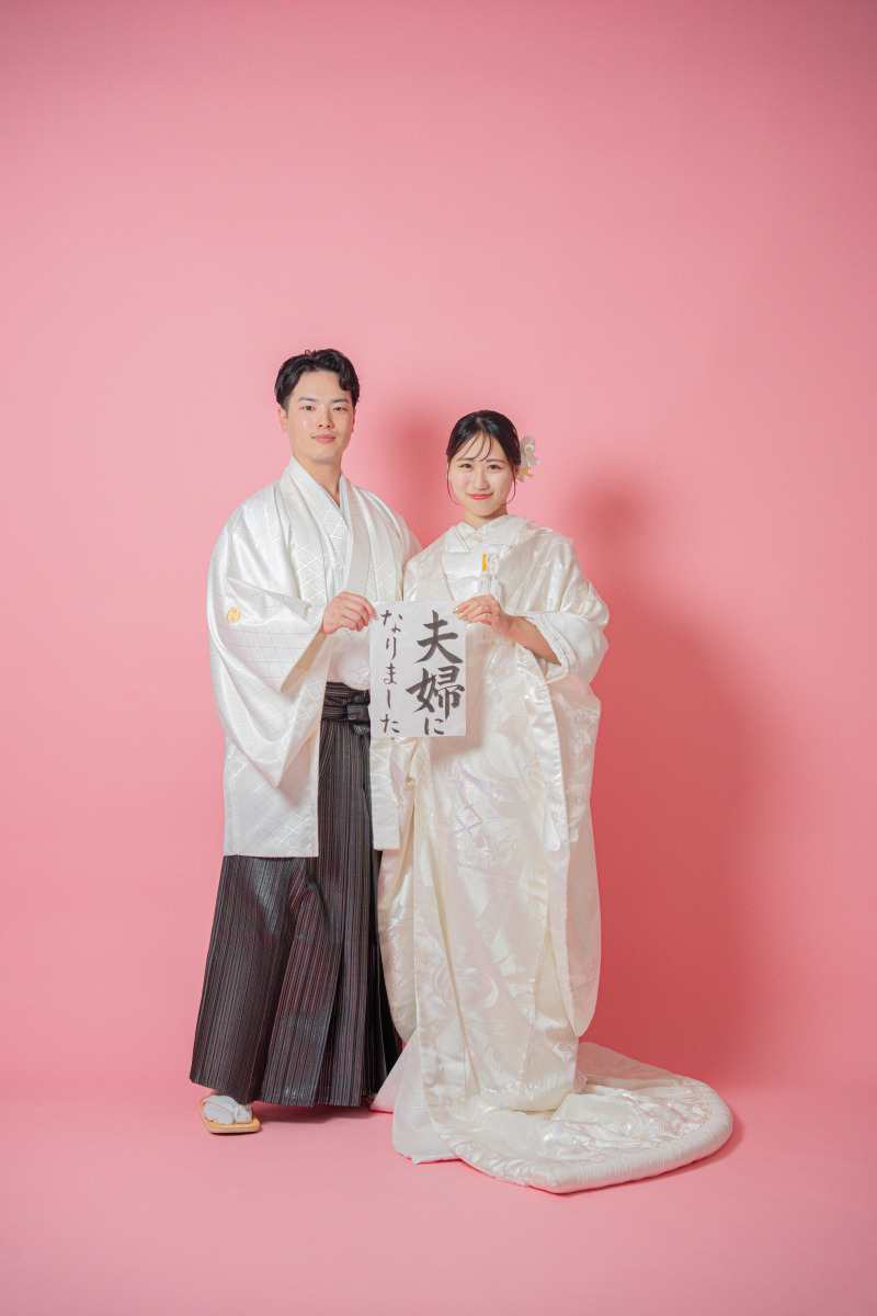 「夫婦になりました」メッセージを添えた立ち姿