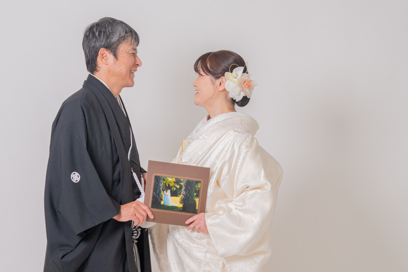 25年前の写真とともに見つめ合う笑顔