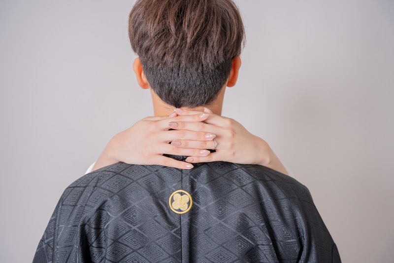 バックショットに添える優しい手