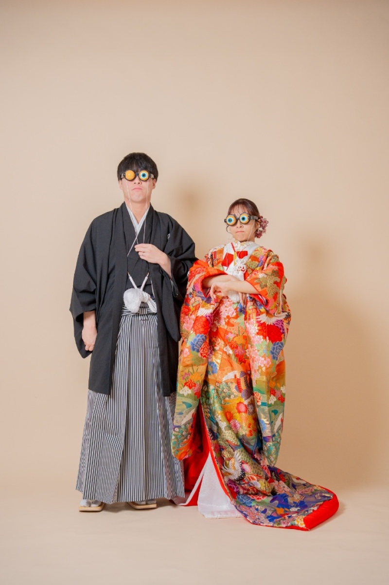 視線に釘付け。ユニークなメガネで全力のおふざけ