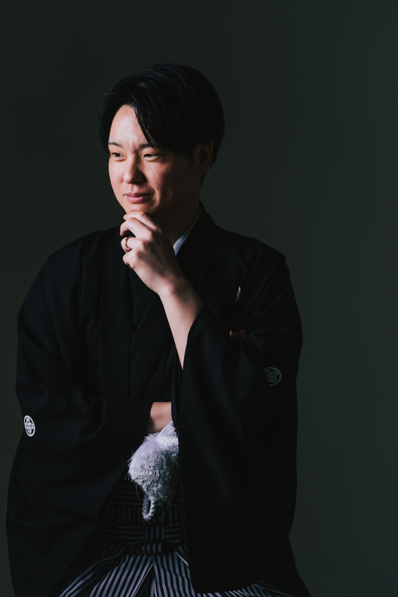 陰影に浮かぶ、凛とした表情