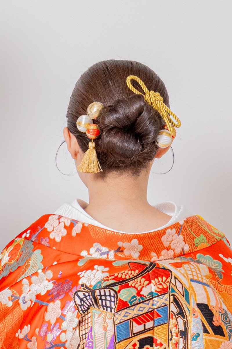 後ろ姿もしっかり残す。こだわりの髪型と豪華な刺繍