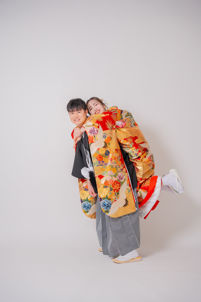 笑顔あふれる「おんぶ」ショット