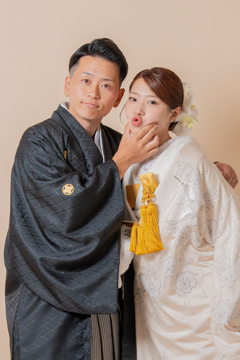 ほっぺをつまんだチャーミングなアップ写真