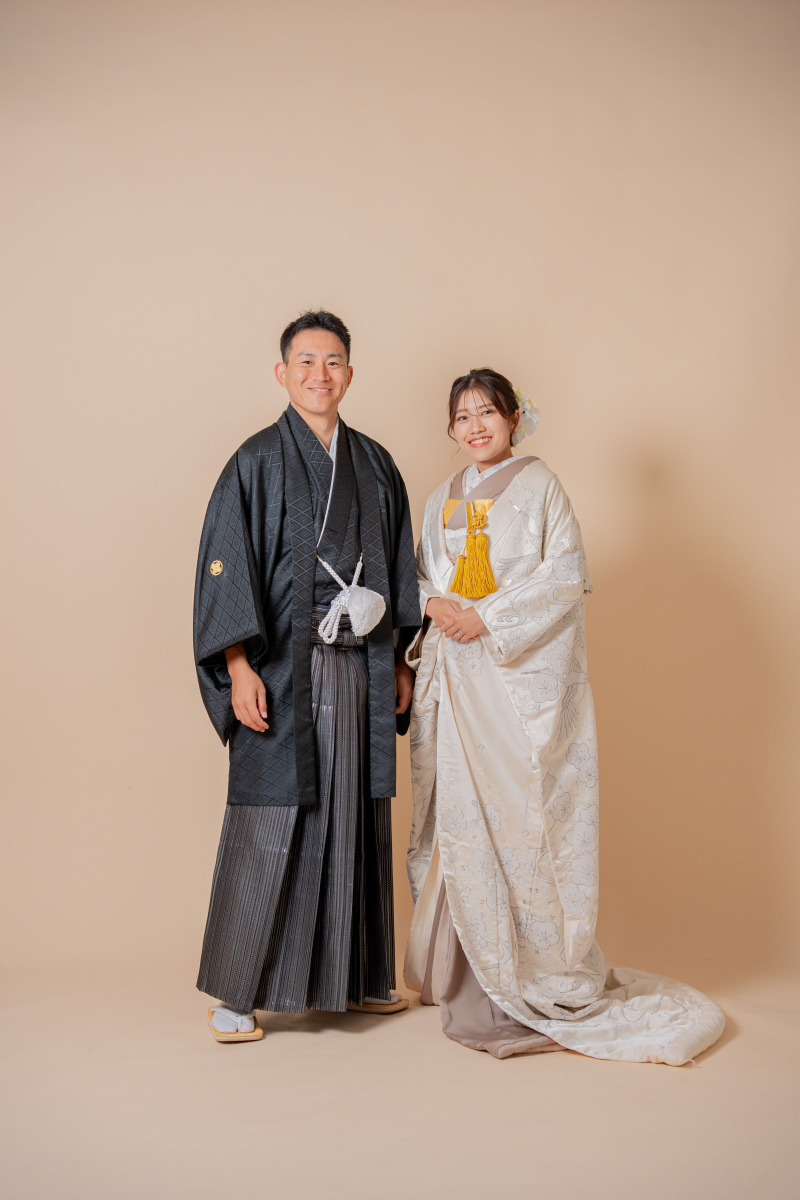 凛とした白無垢と紋付袴の立ち姿