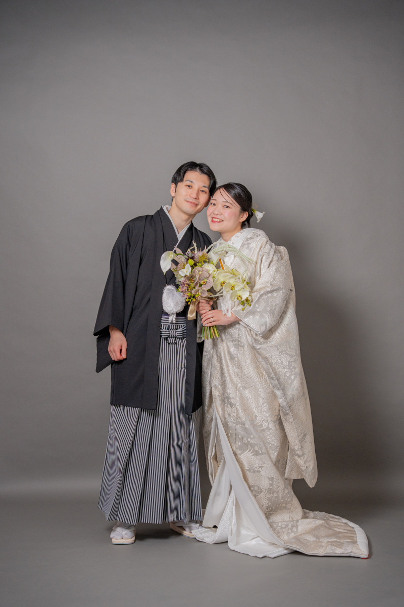 ブーケを添えて、寄り添う二人の柔らかな時間