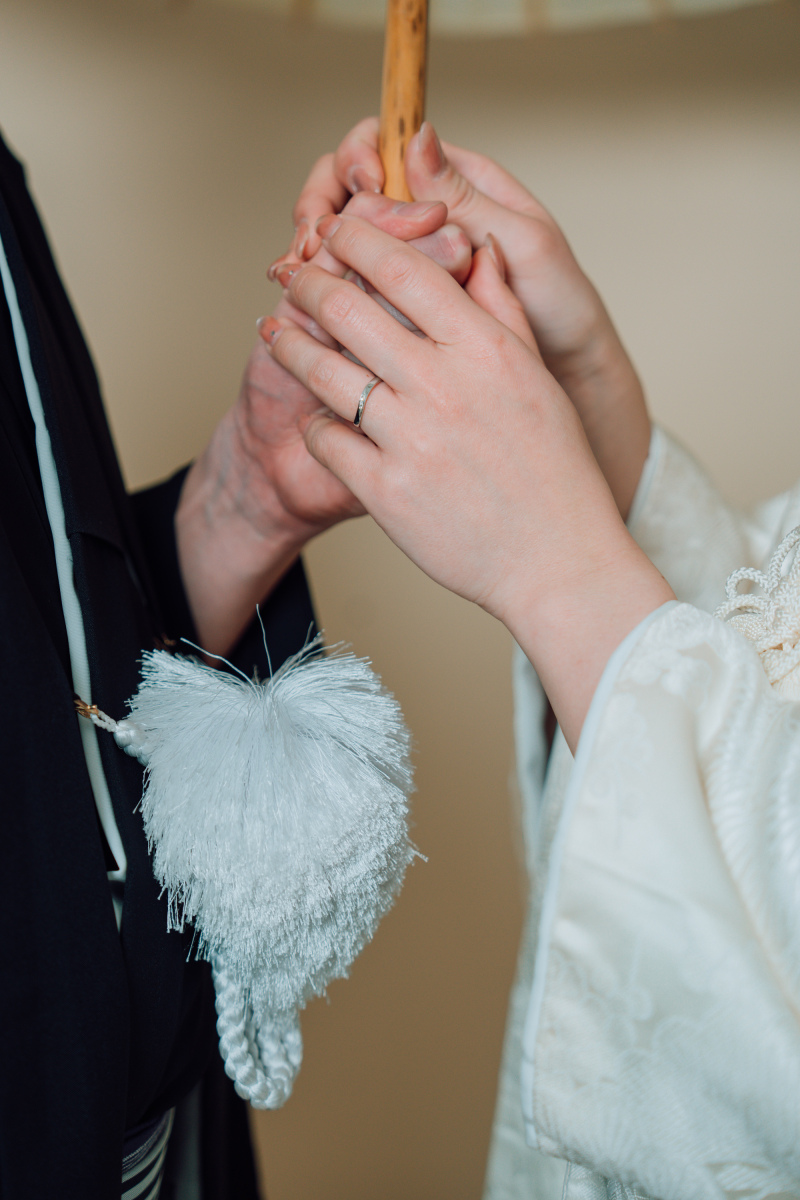 重ねた手に想いを込めたディテールフォト