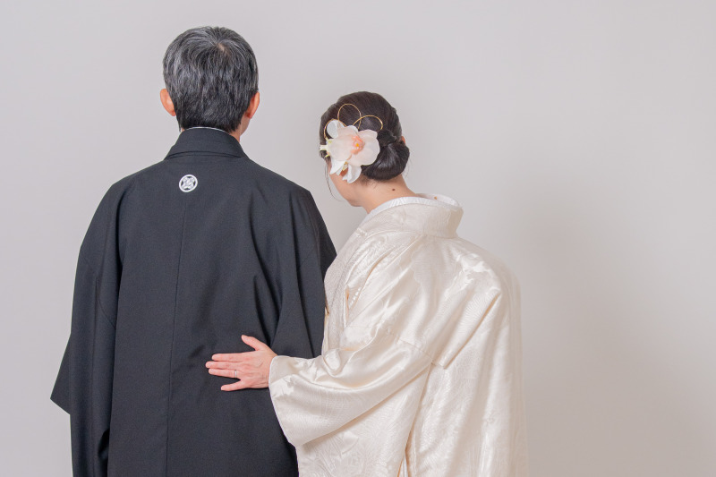 25年の歩みを感じさせる仲睦まじい後ろ姿