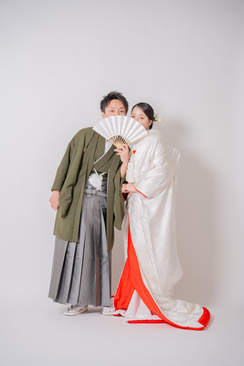 扇子でお茶目に隠れて