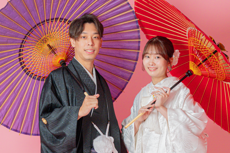 和傘を手に華やかな笑顔