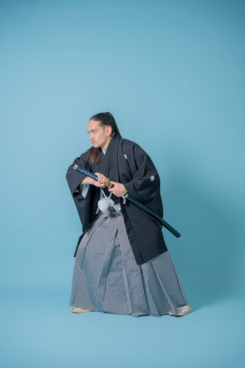 刀を構えて、凛とした佇まいで